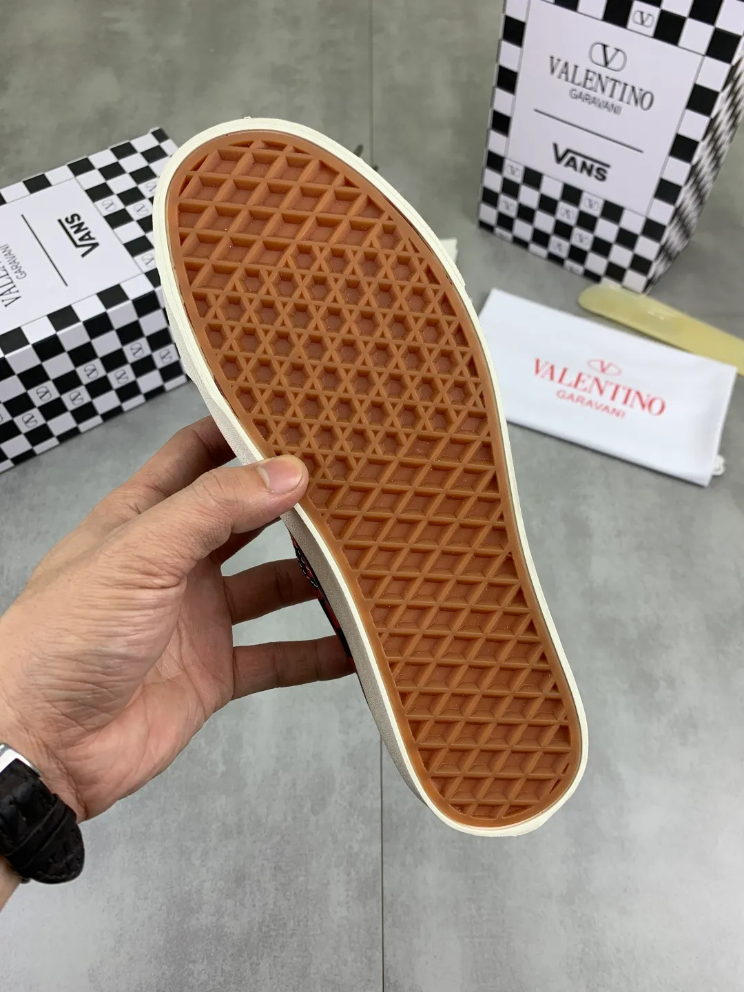 Men's shoes 💰P460 New Valentino❌Wans co-branded Valentino and Vans release new co-branded sneakers, integrating Valentino's Italian high-definition aesthetics and Vans's free and authentic spirit, giving classic shoes a personality that spans the ages. Many stars - Jolin Tsai. Yang Zi. Liu Wen. Ma Baiquan. Choi Soobin. freen. Song Zuer. JJ Lin. zel. Cecilia Cheung. shark. Xin Yunlai...Same style. Female model: 35-42 (41.42 is custom-made and non-refundable) Men's model: 39-46 (45.46 is custom-made and non-refundable)
